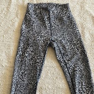 Lulalemon leggings, super comfortable, barely used.black and white size 2